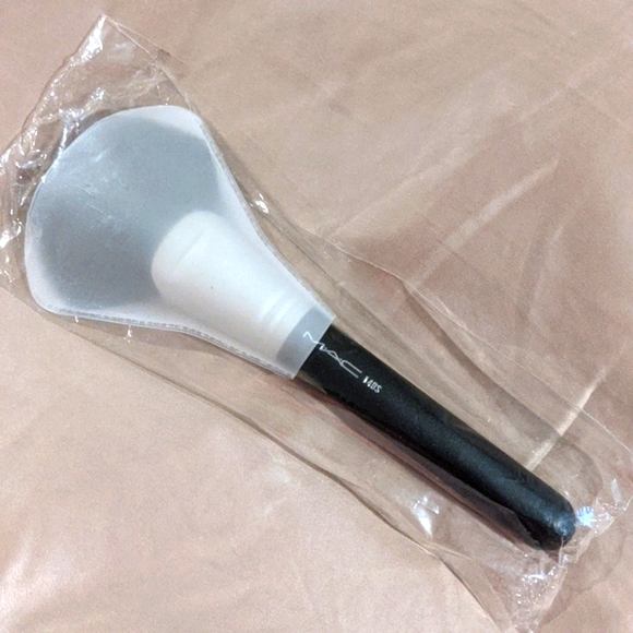 MAC Cosmetics Other - RARE NEW MAC 140s Full Length Fan Brush - Discontinued Classic Pro Style!